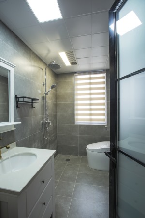 浴室墙砖的设计使空间略显宽敞，灰白搭配。