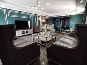 大气奢华的客厅，无论是环绕式吊顶还是高级绿的墙面背景色，还是轻奢的家具摆件，均显高贵华丽