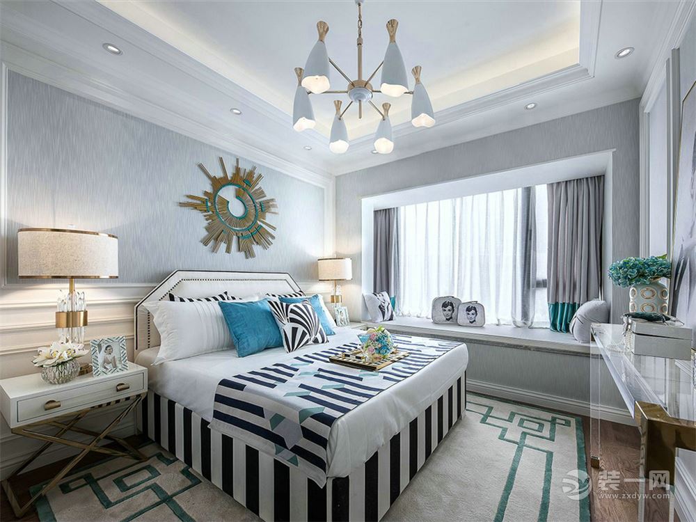 卧室每一处细节上的精雕细琢，都散发出优雅、浪漫、清新、惬意的小资气质与风范，使得整个空间动态流线丰富