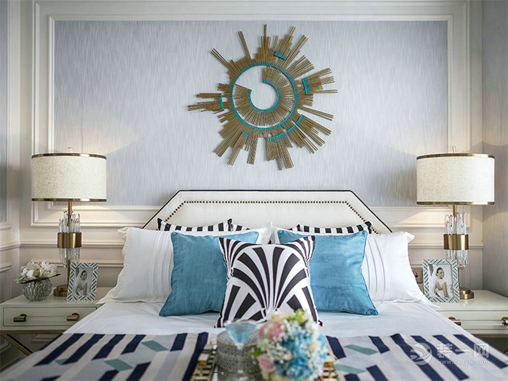 卧室每一处细节上的精雕细琢，都散发出优雅、浪漫、清新、惬意的小资气质与风范，使得整个空间动态流线丰富