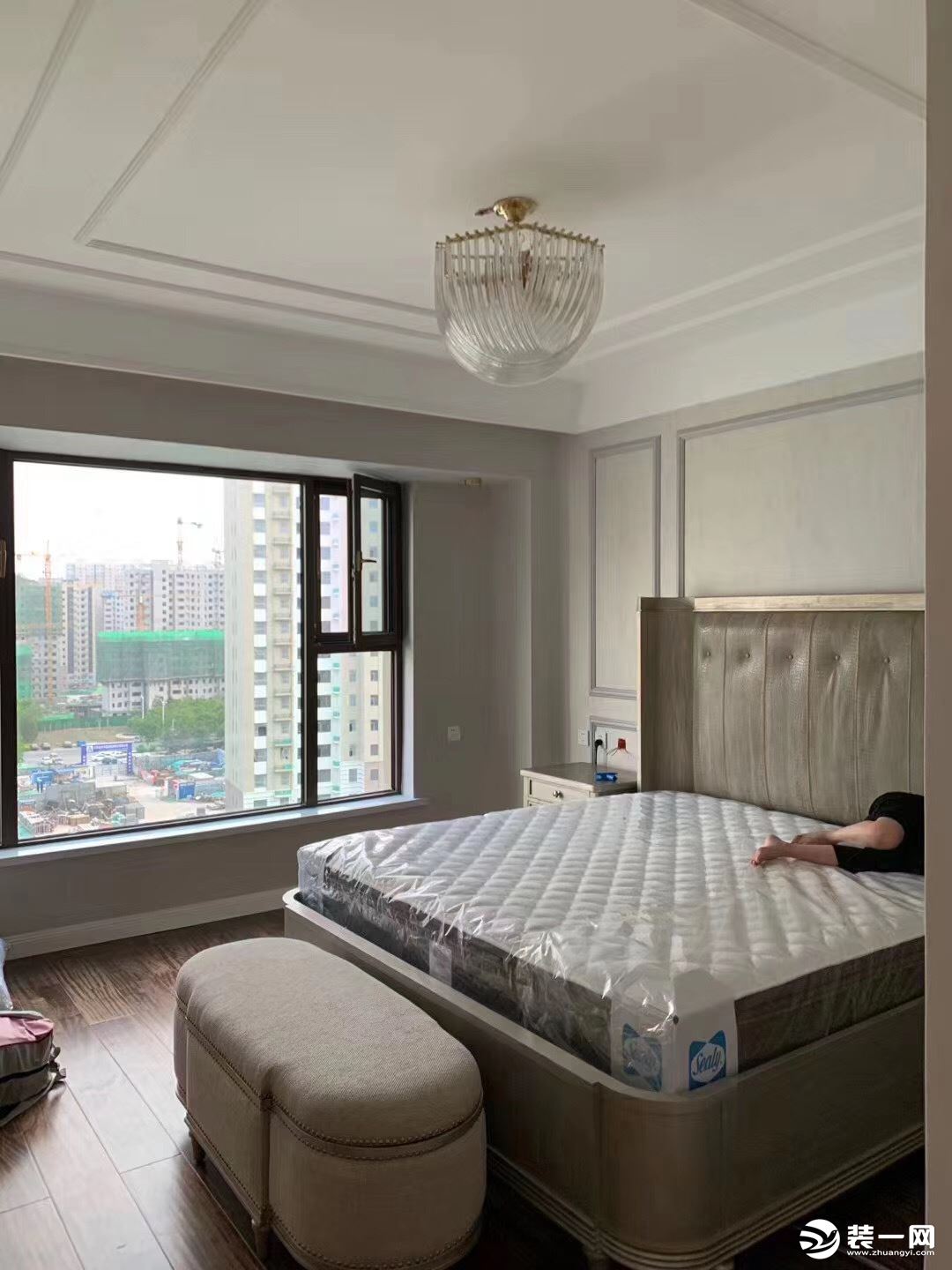 华远枫悦130平美式轻奢风格。 卧室才是美式和轻奢的完美诠释，美式家具+不会太多的软饰。