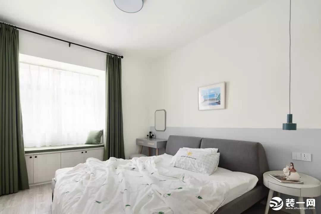 主卧室内以白色为主色调，搭配清新的绿色作为点缀，飘窗做了和客厅一样的收纳，再加上用梳妆台来代替床头柜