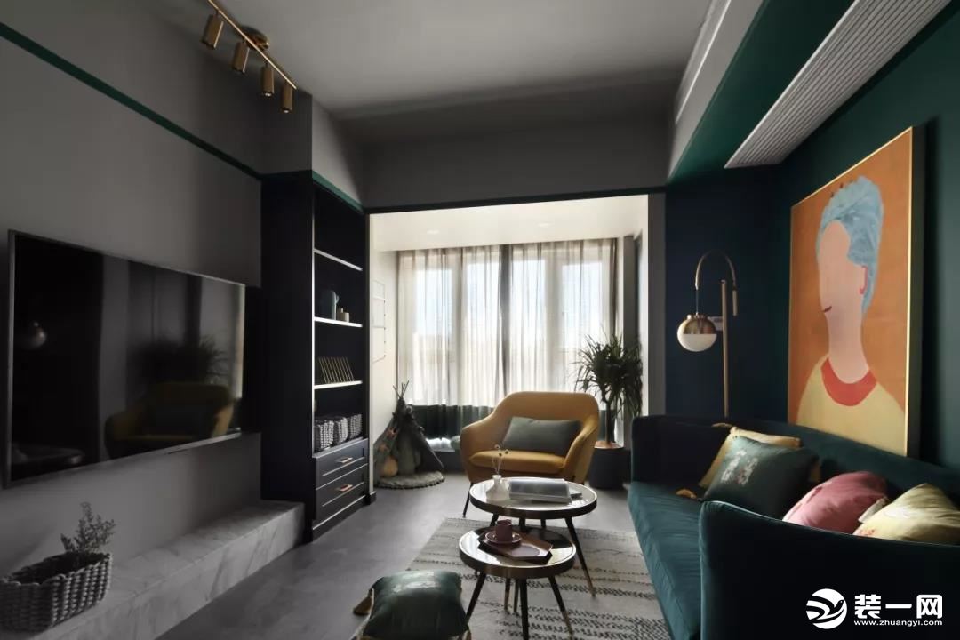 ▲客厅整体空间深灰色的与墨绿色的搭配，营造出了一种时尚优雅的华丽气质感。