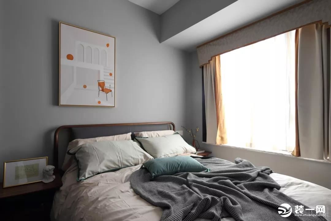▲卧室在浅灰色墙面空间基础，搭配素雅的床单与实木框架的布艺床，也是显得格外的雅致端庄。