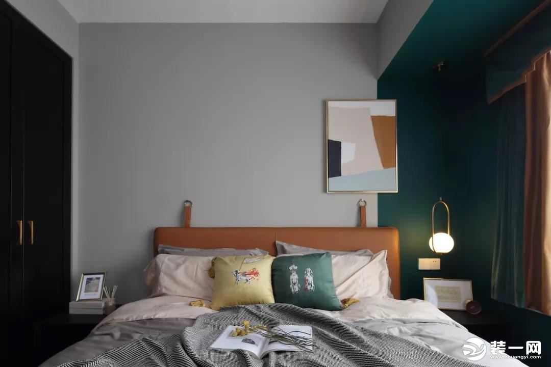 ▲橙色皮艺床与床头墙的轻奢挂画吊灯，也为空间带来了几分档次雅致的华丽气质。