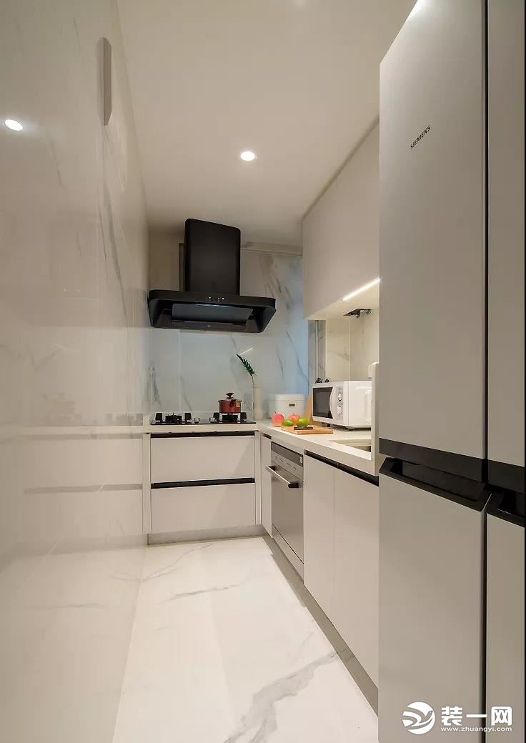 厨房由于采光不是特别强，墙地面均以白色为主调，整体的感觉结合灯光，非常的明亮。