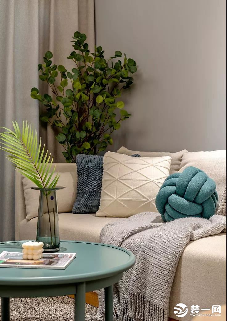 灰色地毯简约内敛，蓝绿色茶几在视觉上带来清爽的感受，二者搭配十分和谐，舒适感满分。
