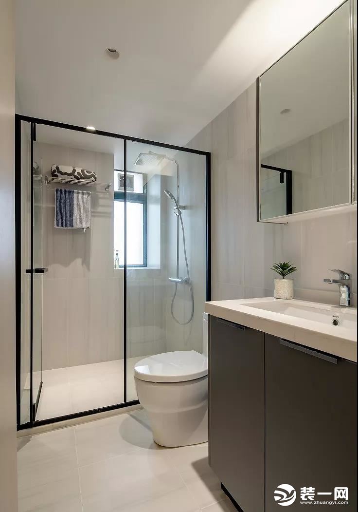 卫生间采用玻璃隔断做了干湿分离，大面积的镜柜提供更多收纳的同时，也扩展了空间视觉感。