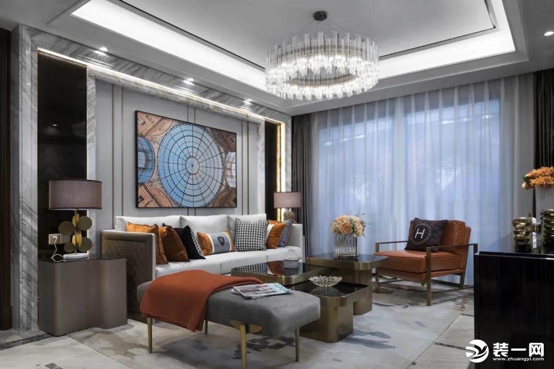 ▲现代风的客厅空间，沙发墙以大理石材质的边框造型，中间加入硬包与镜面材质的造型，布置浅灰色的皮沙发、