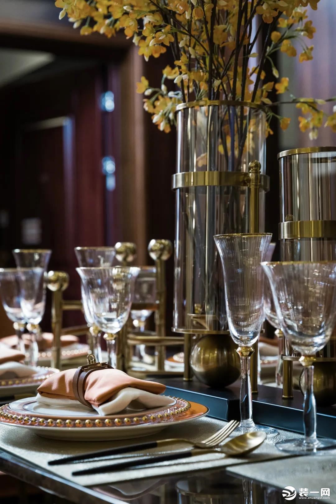 ▲餐桌上的花瓶与杯具，以玻璃+金属的材质，搭配上仪式感满满的餐具，带来一种时尚精致的用餐氛围感。