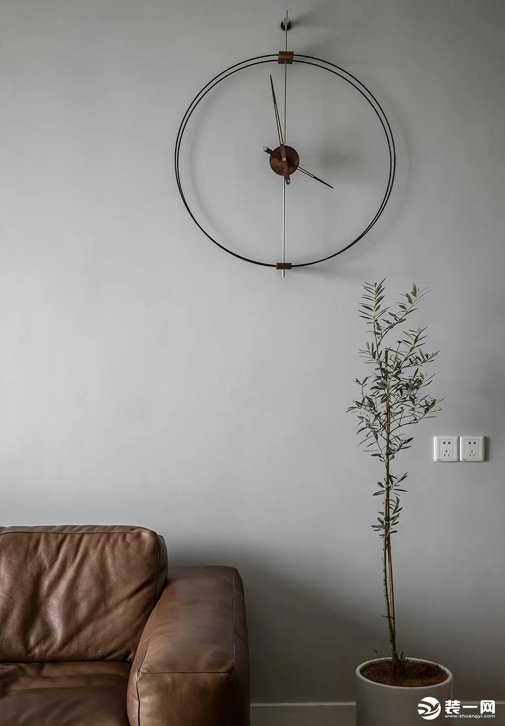 水泥灰的墙面搭配褐色的沙发椅，赋予内外部醇厚的感观能量场。