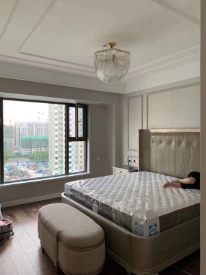 华远枫悦130平美式轻奢风格。 卧室才是美式和轻奢的完美诠释，美式家具+不会太多的软饰。