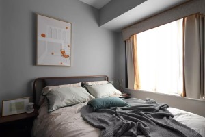 ▲卧室在浅灰色墙面空间基础，搭配素雅的床单与实木框架的布艺床，也是显得格外的雅致端庄。