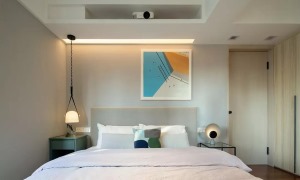 卧室，床头顶上灯带的设计成为主要的照明，灯带柔和且氛围感强烈，晚上开灯起夜的时候方便快捷。