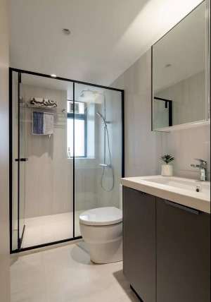 卫生间采用玻璃隔断做了干湿分离，大面积的镜柜提供更多收纳的同时，也扩展了空间视觉感。