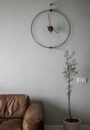 水泥灰的墙面搭配褐色的沙发椅，赋予内外部醇厚的感观能量场。