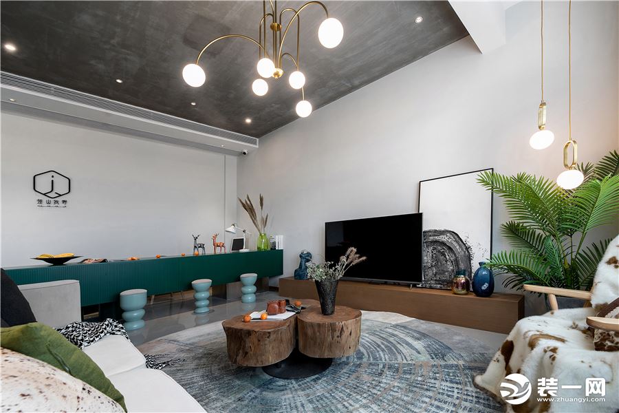 客厅空间保持通透明亮，以明快的色调与平顶LED线性吊灯、木饰面材质、室内软装饰品的搭配，时尚满满。