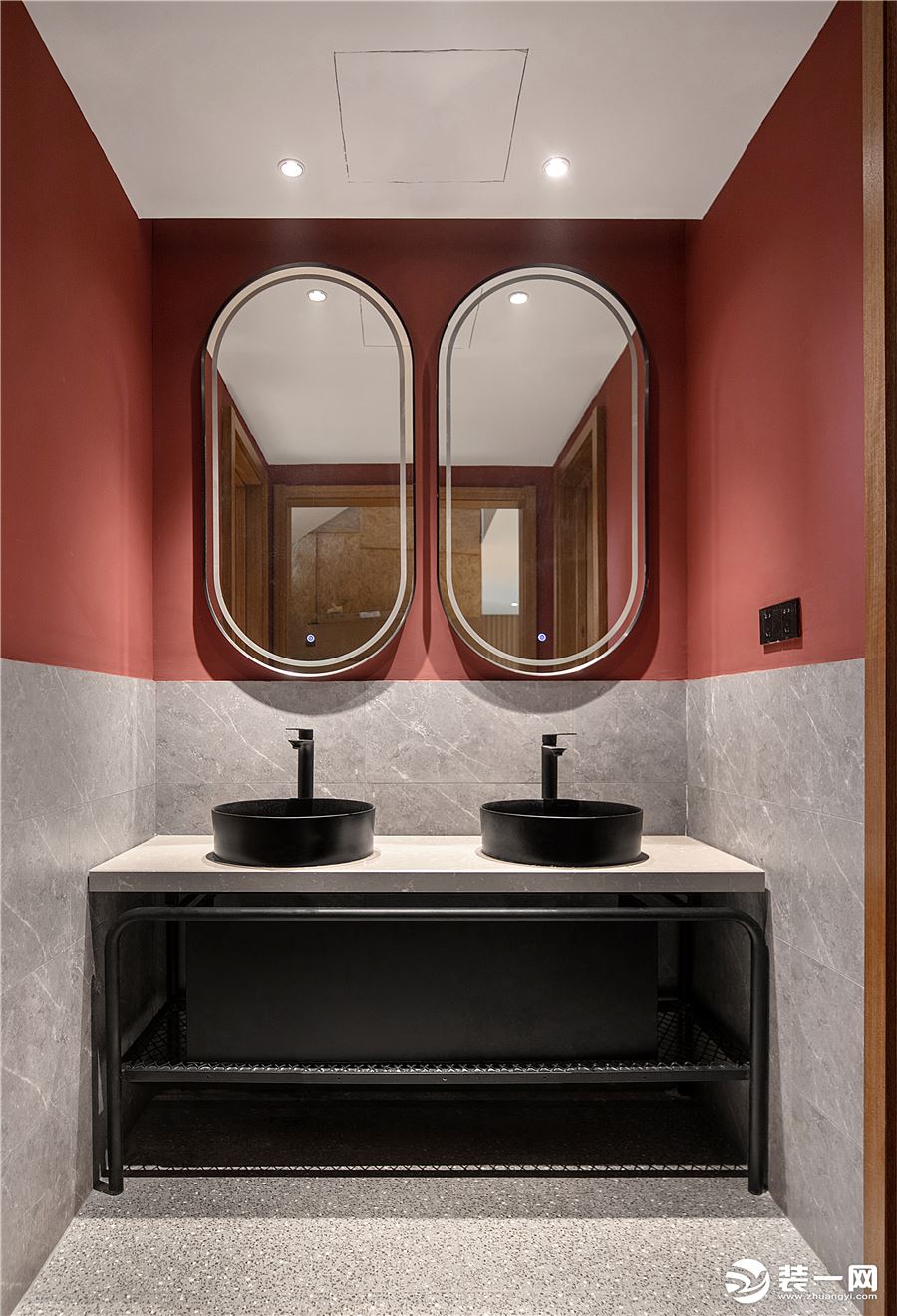 对称的洗手台设计，看上去非常美观。砖红色的墙壁，搭配筒灯照射，营造出非常舒适的光线感。