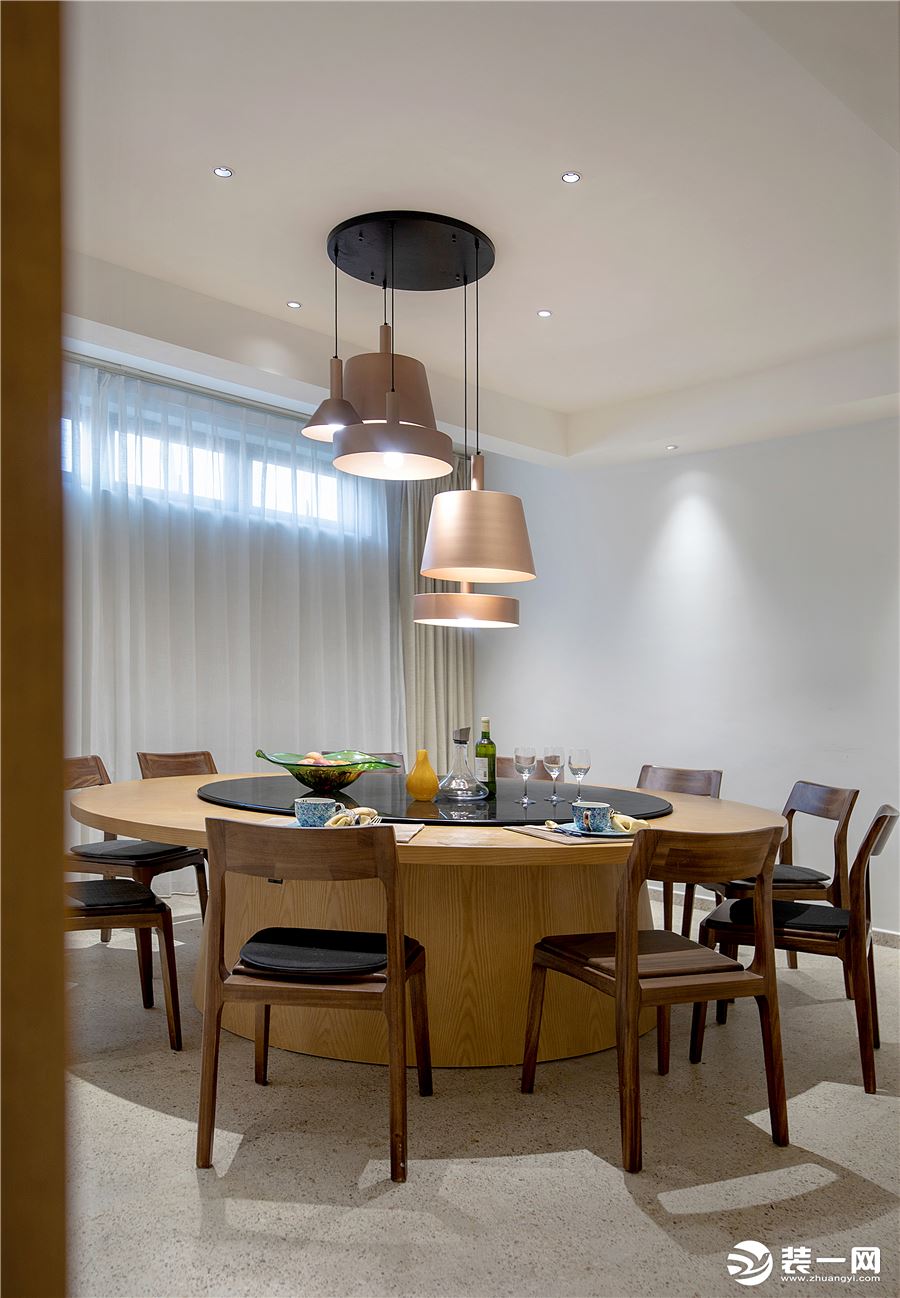 餐厅桌椅白色花束与餐桌在明亮的灯光下，营造出清新温暖的就餐环境，令人向往。现代艺术圆形魔幻灯照亮