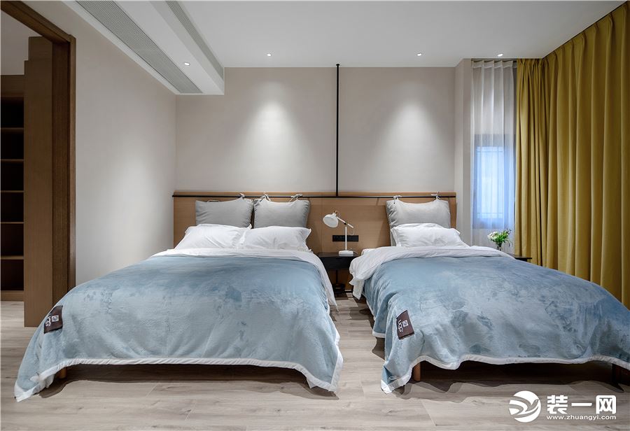 双人床房间，刚好满足一家三口之需。房间淡雅素洁的布置，在加上浅蓝色的软装搭配。给人温馨自然干净整洁的