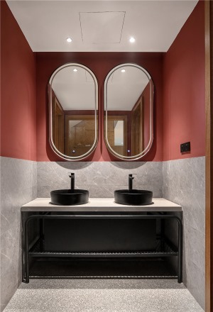 对称的洗手台设计，看上去非常美观。砖红色的墙壁，搭配筒灯照射，营造出非常舒适的光线感。
