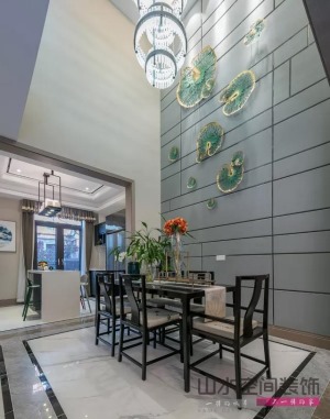 高挑的空间设计，既保证了整个房屋的空气流通，也彰显了业主的大气典雅。