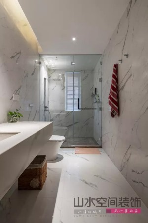 而浴室整体的处理则使用砖墙，舍弃繁杂，简洁美观。