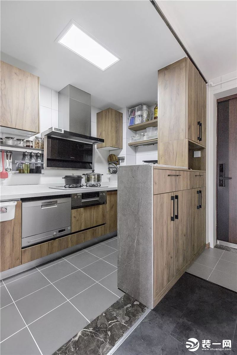 厨房与玄关相邻，采用了开放式的格局，玄关柜+矮柜隔开厨房空间，让烹饪的空间也更加宽松敞亮。