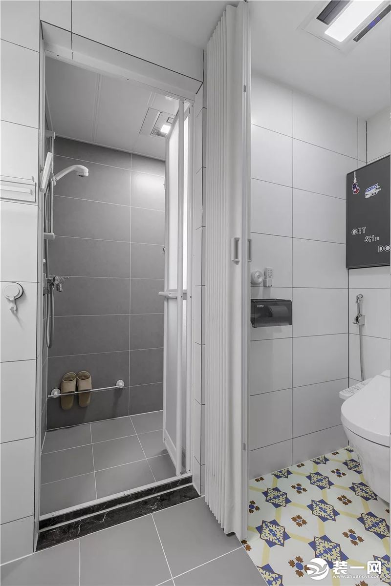  卫生间采用三式分离，如厕、洗漱、淋浴分别在不同的区域，多人使用互不干扰。