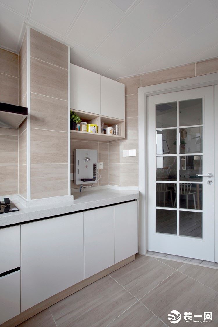 厨房功能布置安排合理，洗切煮一气呵成，白色的柜板与玻璃窗带来良好的光线效果。