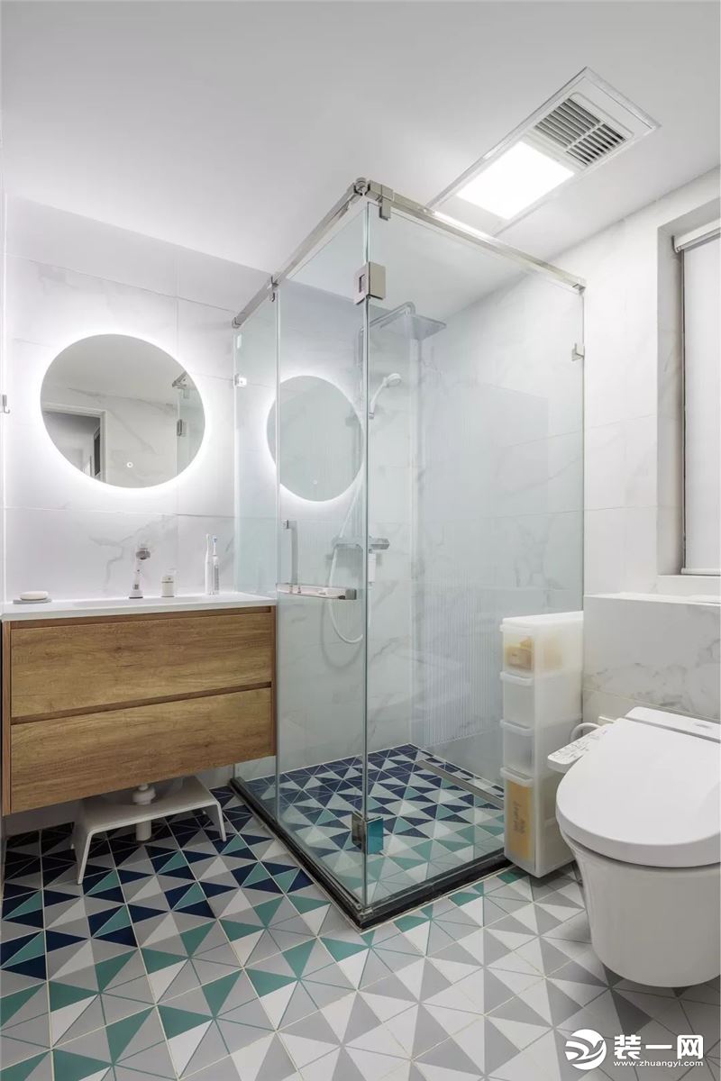 利用转角空间设置玻璃淋浴房，木质浴室柜悬空而置，从根本上避免了和地面水汽接触的问题。拼接组合的地面瓷