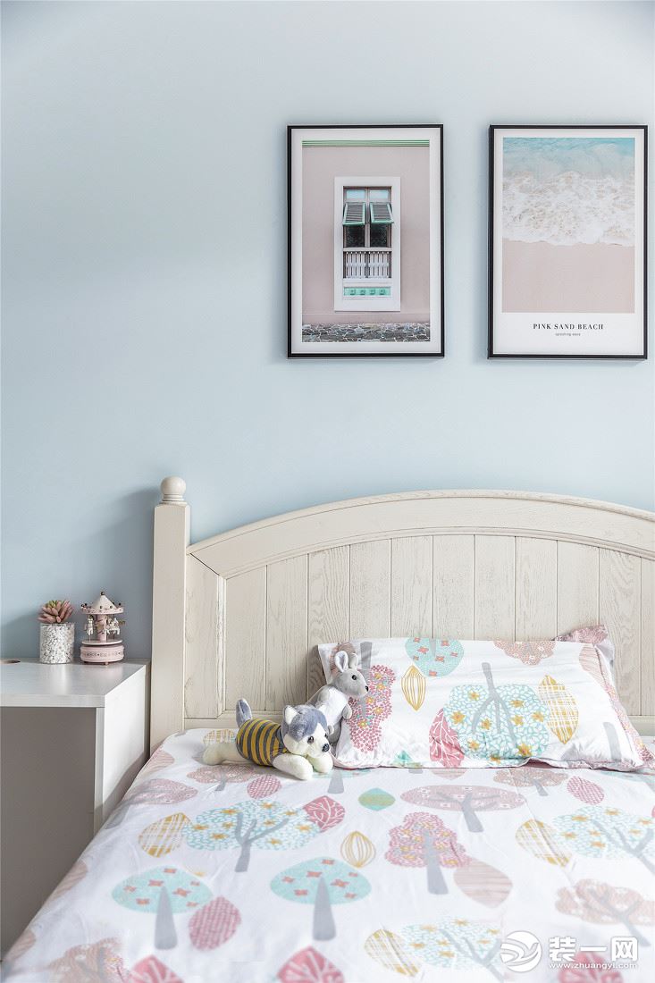  儿童房依旧选用淡蓝色为主调，白色家具配合粉色细节软装，打造出一个温柔梦幻的气质空间。