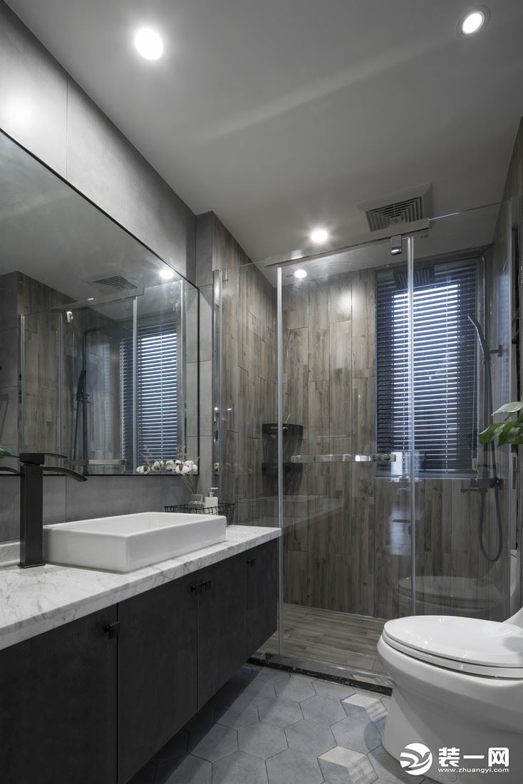 次卫灰色浴室柜搭配白色大理石台面增添高级质感，整体以柔和的灯光做辅助，营造低奢简约的氛围。