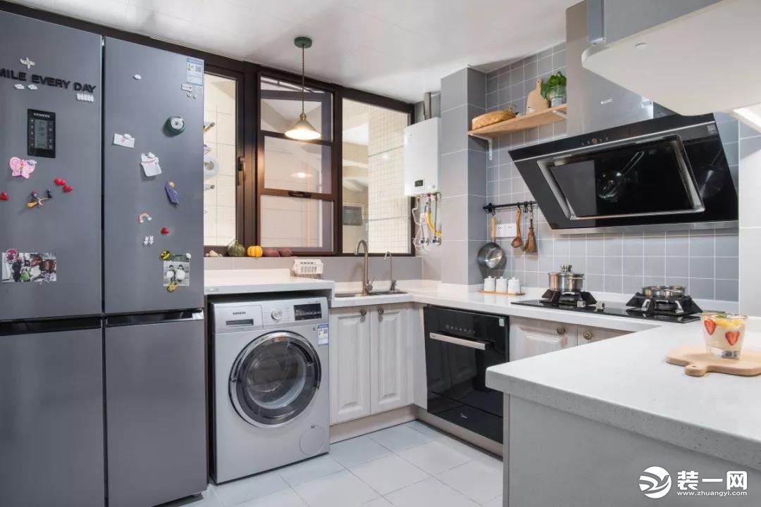 厨房以灰白两色为主调，整体纯净而明亮。功能齐全的U型布局，最大限度的提高了厨房的利用率。