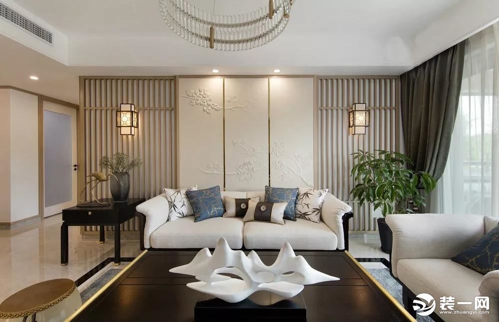▲ 客厅天花简洁的沙金色水晶灯饰与中式线条的家具，端庄典雅。