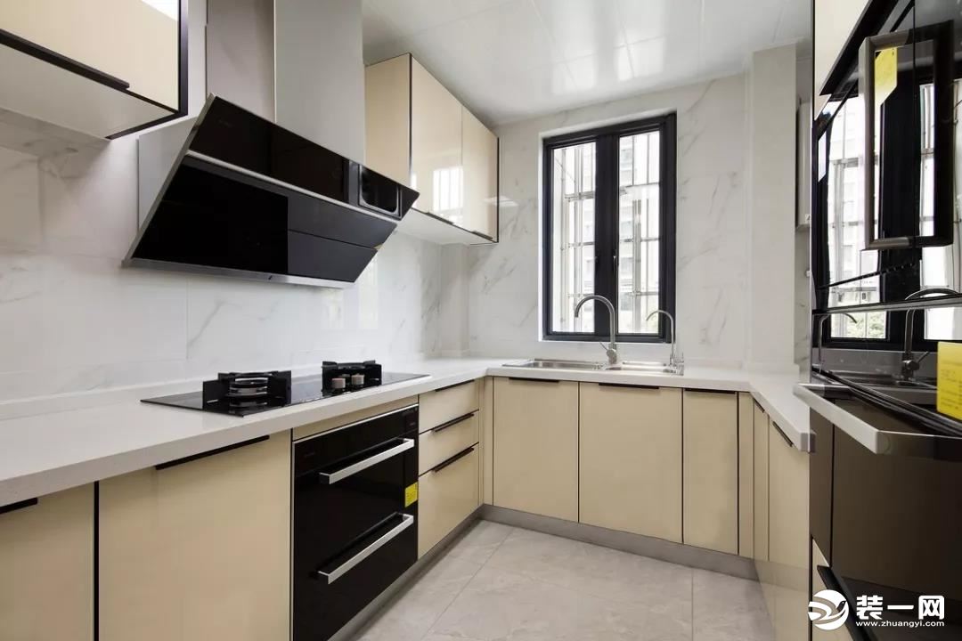 ▲ 厨房色调十分雅致，黑色线条勾勒着橱柜的边缘，使空间更具层次感。