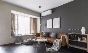 客厅以黑白灰为主调，搭配质感满满的棕色皮质沙发，时尚且富有魅力。飘窗的设计，营造随性而慵懒的氛围。