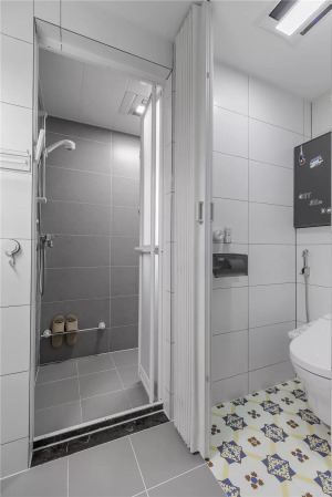  卫生间采用三式分离，如厕、洗漱、淋浴分别在不同的区域，多人使用互不干扰。