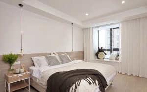 主卧沿用简约的方式，用暖色素调的手法布置卧室。
