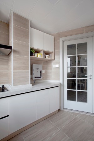 厨房功能布置安排合理，洗切煮一气呵成，白色的柜板与玻璃窗带来良好的光线效果。