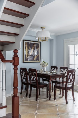 餐厅，餐桌椅延续经典美式的深棕色，靠墙摆放可以留出更为充足的过道空间。