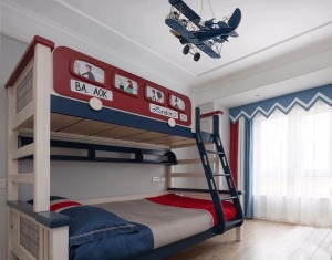 儿童房选择了卡通风的上下床，玩具造型灯具，以及生动不失质感的色彩，让整个空间更具趣味性。