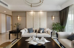 ▲ 客厅天花简洁的沙金色水晶灯饰与中式线条的家具，端庄典雅。