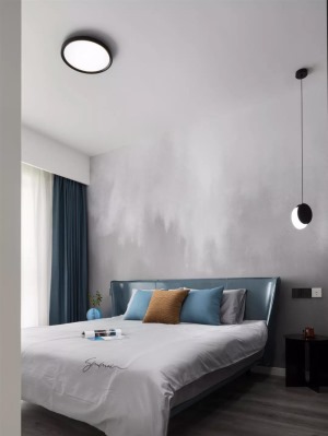 ▲ 主卧以简约的灰色为主调，加入烟灰蓝作为调剂，运用于床头与窗帘之上，营造静谧悠然的睡眠氛围。