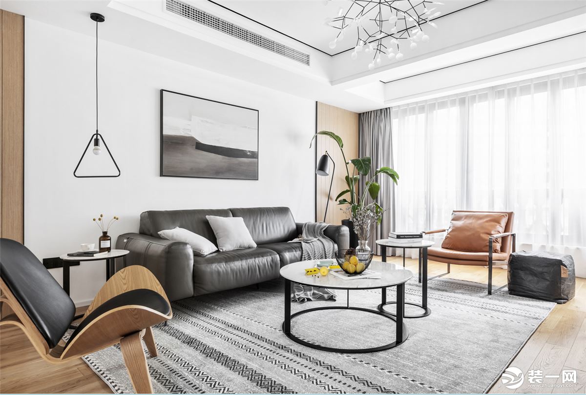 客厅仍然以白色为主色调，通过原木色的融入以及灰色的过渡，呈现简洁明快的生活气息。