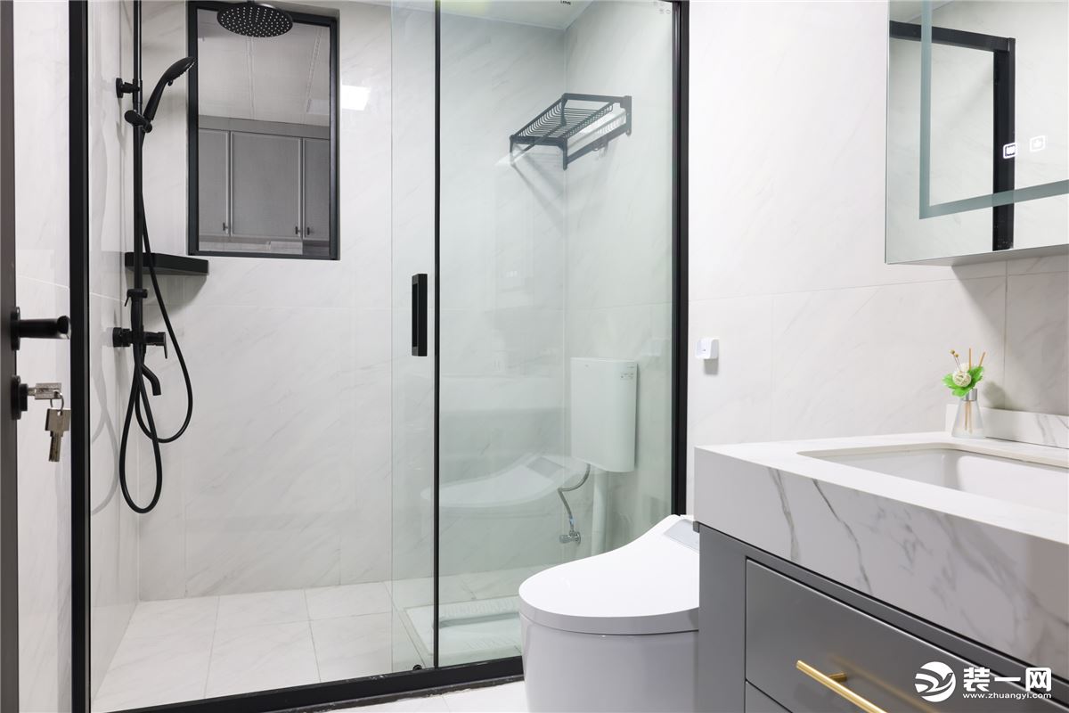 干净整洁的卫生间，干湿分离；统一的材质，自然而舒适。
