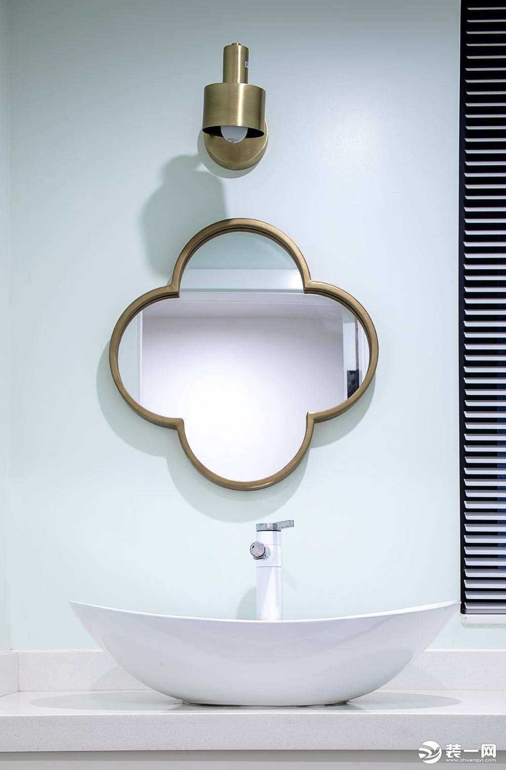 这面镜子的设计和厕所的设计搭配是完美的