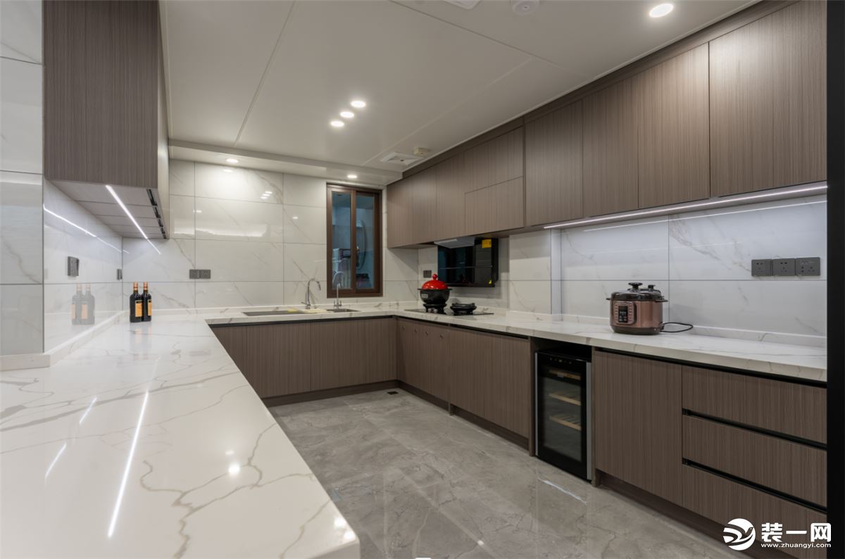 半开放厨房设计，敞开时整个空间通透开阔，关上完美隔绝油烟。
