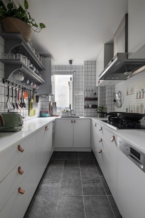 U型厨房，将厨房的空间都利用了起来，左边操作台，右边灶台