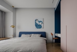 主卧的也运用了莫兰迪色调，浅粉色柜子与蓝色的撞色，让整个空间更加温馨。